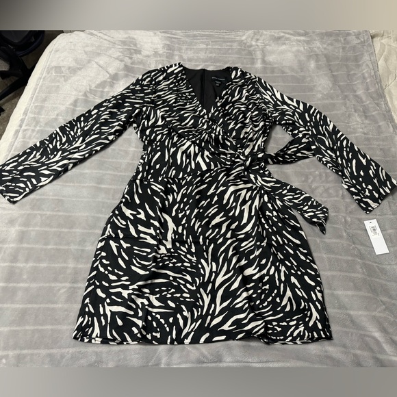 Donna Morgan Dresses & Skirts - Donna Morgan Long Sleeve Midi Length Wrap Dress Size 6